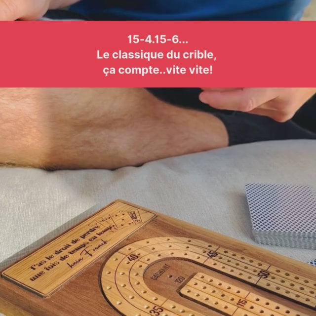 Vidéo d'un couple entrain de jouer sur leur jeu de crible personnalisé- taquin-BoisFrancK