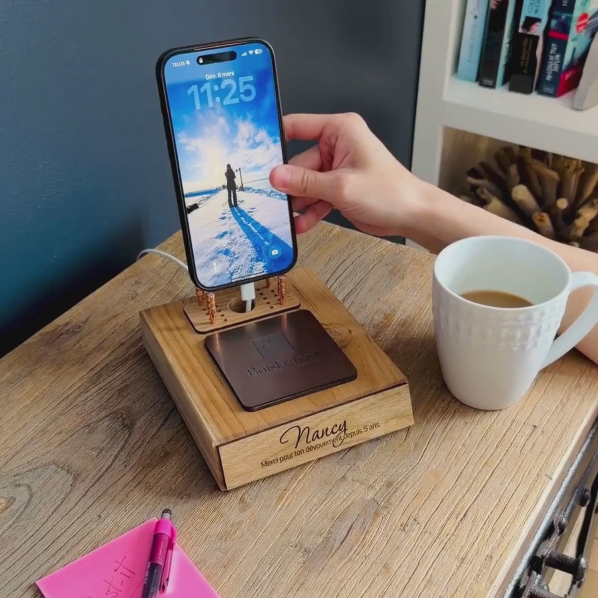 Station de bureau en bois teck et noyer — démonstration support iPhone ajustable, emplacement câble, tasse café et encavure post-it — cadeau corporatif personnalisé Québec