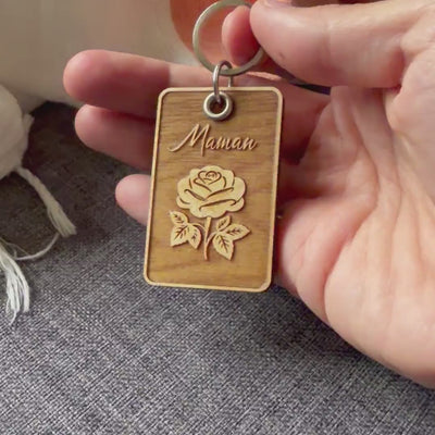 vidéo démonstration d'un porte-clé en bois personnalisé, vernis, gravure recto-verso-boisfrancK