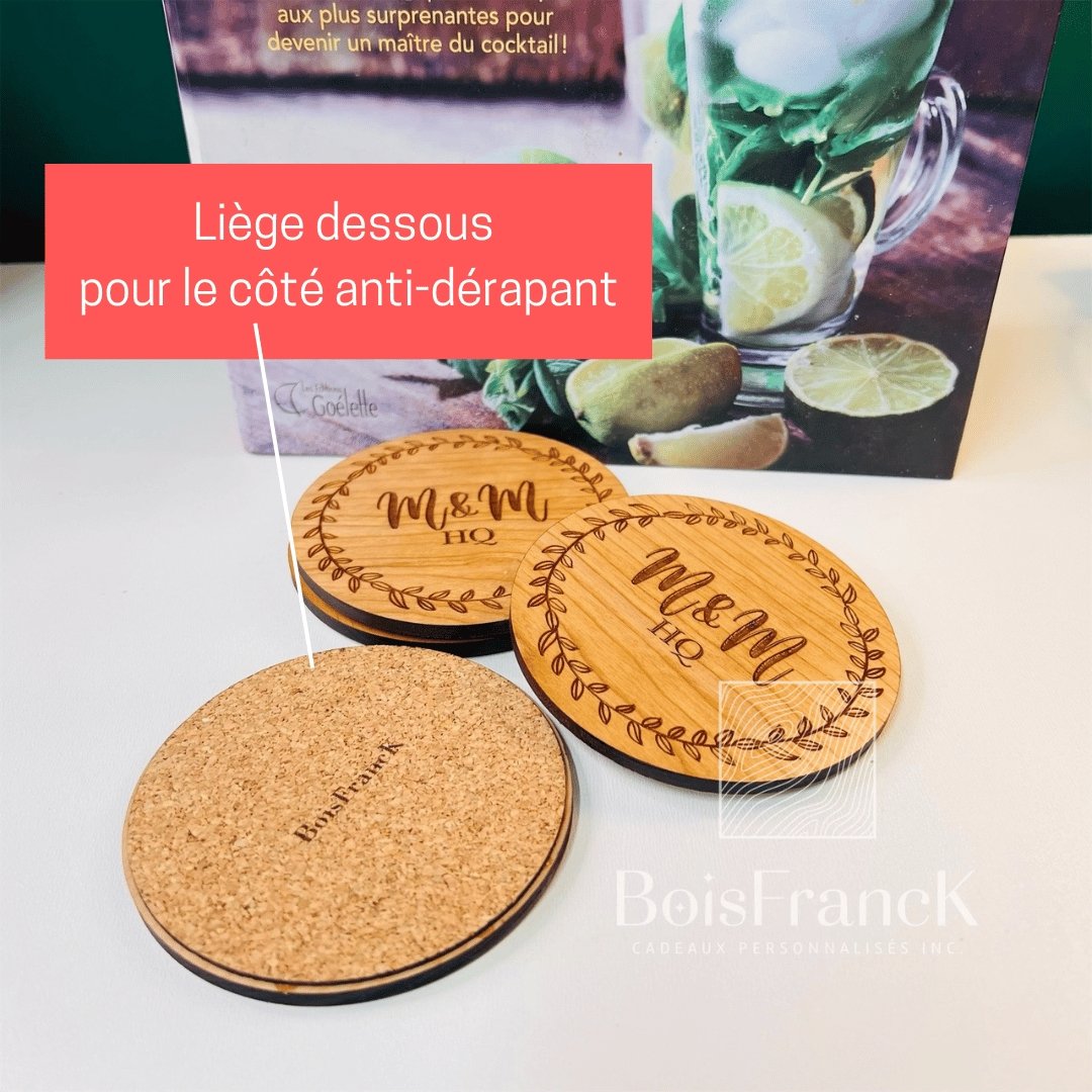 Photo de deux sous-verres personnalisés en bois avec un autre vue de dos avec le liège- boisfrancK