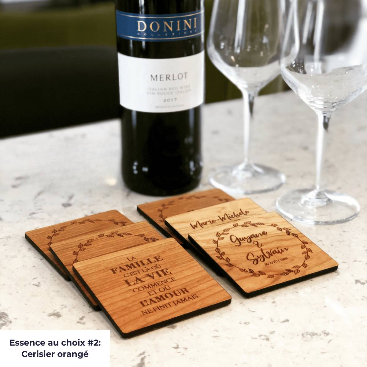 Lot de sous-verres personnalisés en cerisier sur un comptoir avec bouteille de vin et coupes- BoisFrancK