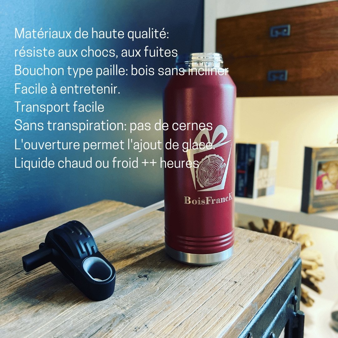 Bouteille isotherme 32 oz bourgogne sur un meuble de bois avec texte présentant ses caractéristiques-BoisFrancK