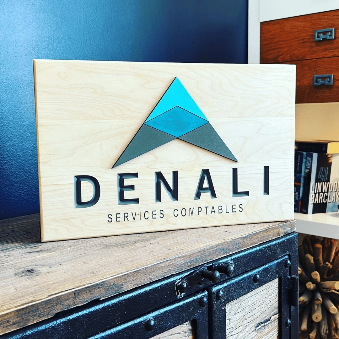 Logo DENALI-services comptables-reproduit sur bois massif pour décoration murale-BoiSFranCK