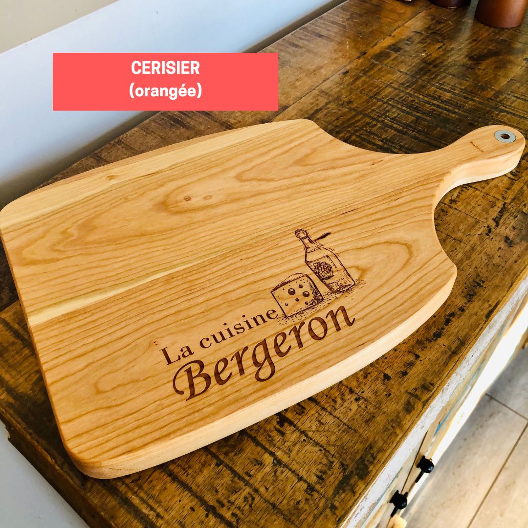 Planche de service en bois-texte gravé La cuisine Bergeron-cerisier-BoisFrancK