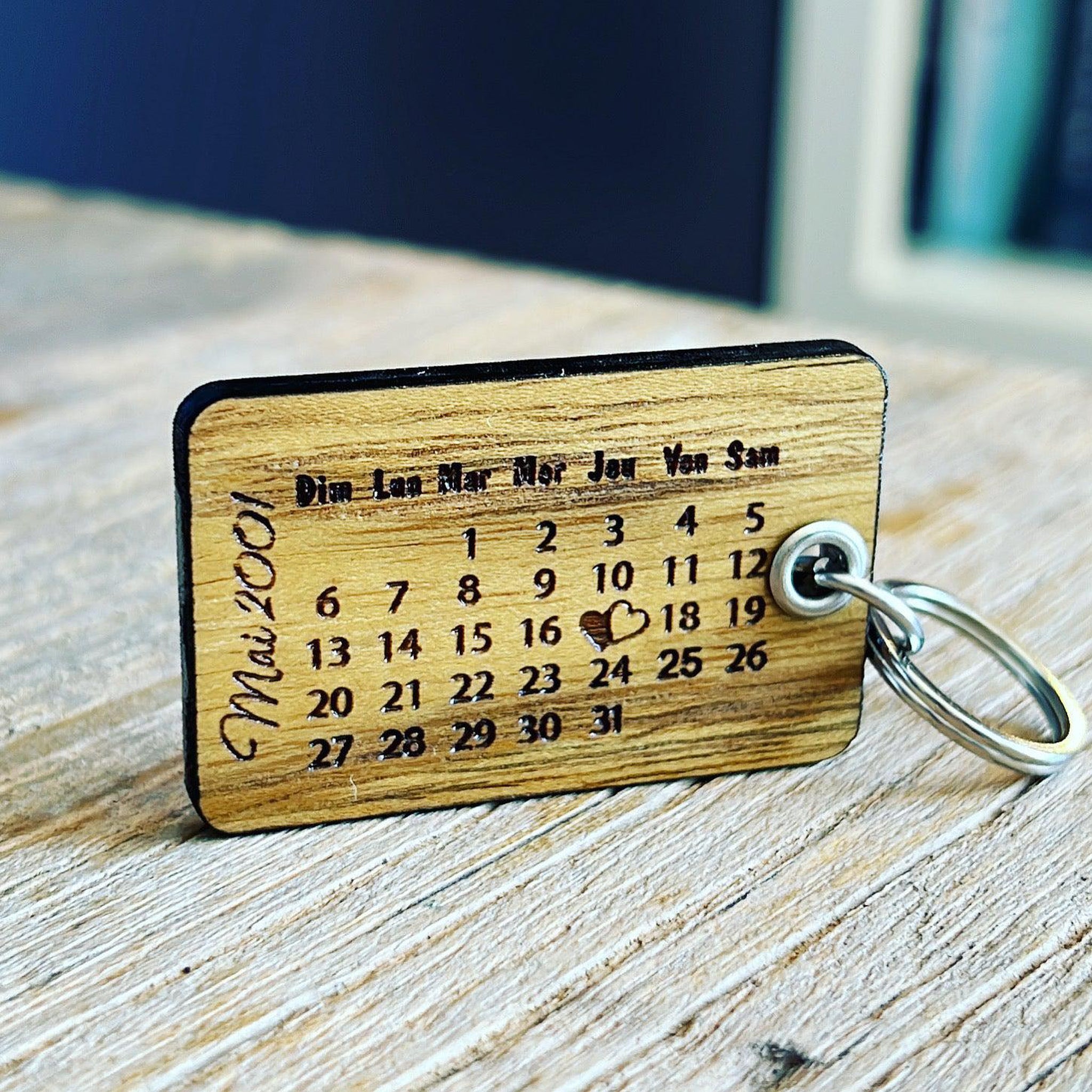porte-clé en bois personnalisé ''save the date''- vue du calendrier gravé au recto- BoisFrancK