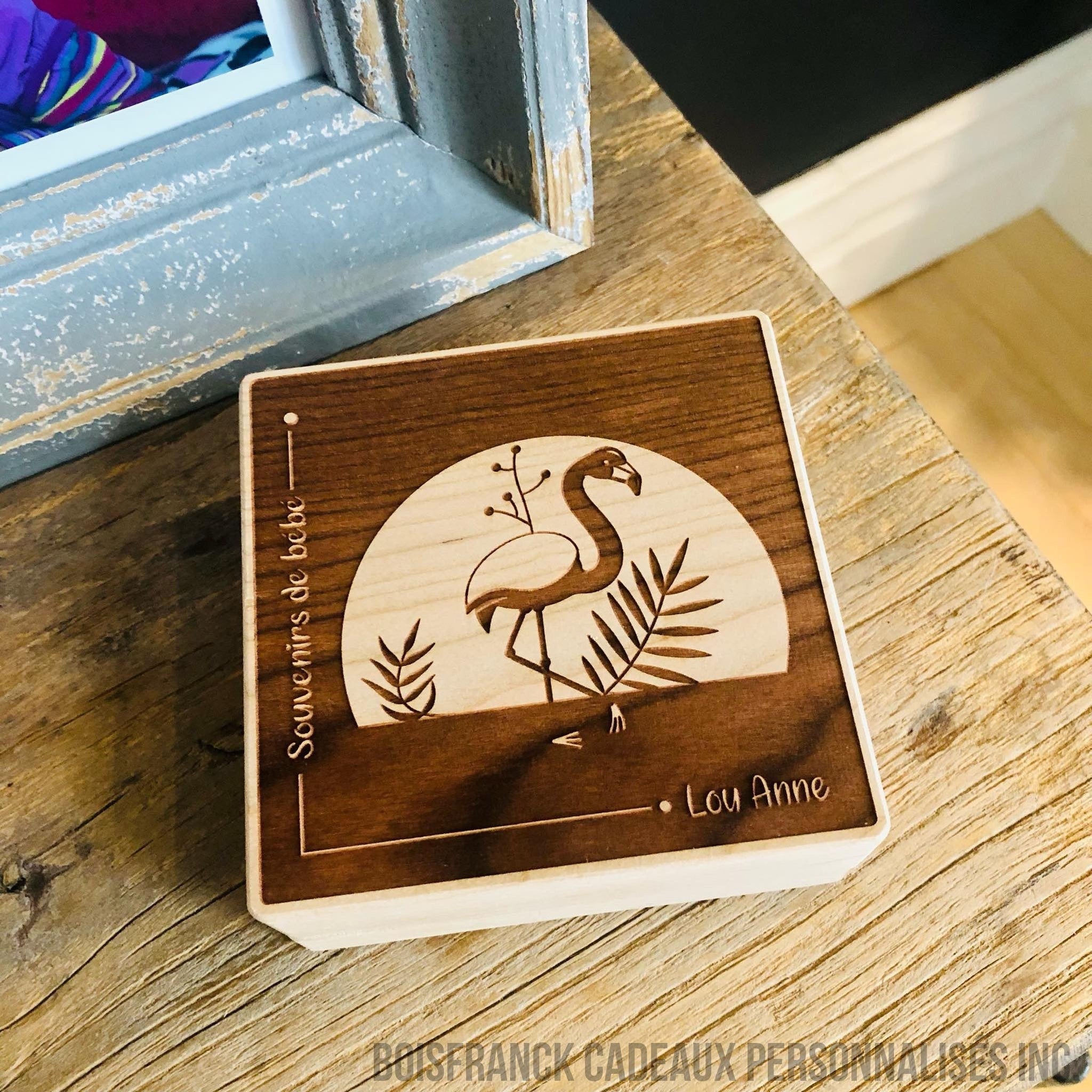 Boîte en bois pour bébé-souvenirs de bébé et Lou Anne avec un flamand rose gravé-BoisFrancK