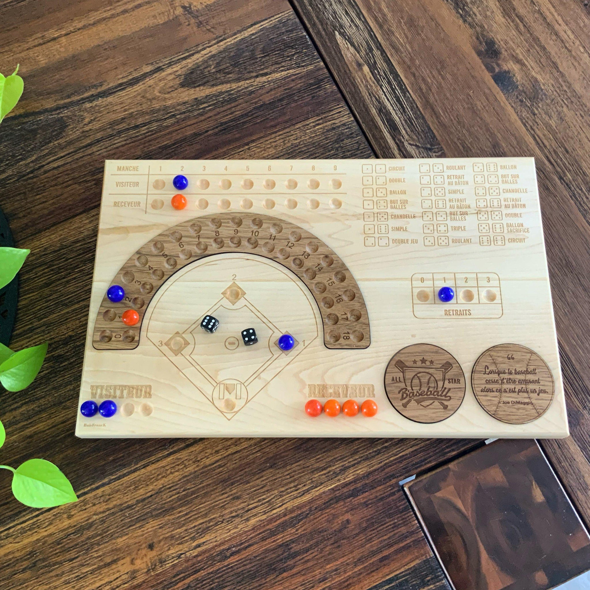 jeu de baseball sur table de luxe en bois vue de haut avec dés noirs et billes bleus et oranges