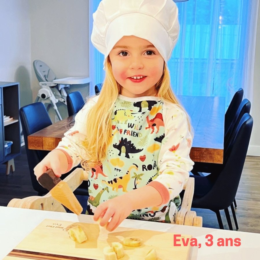 Jeune fille de 3ans coupant ave son couteau securitaire pour enfant en bois-BoisFrancK