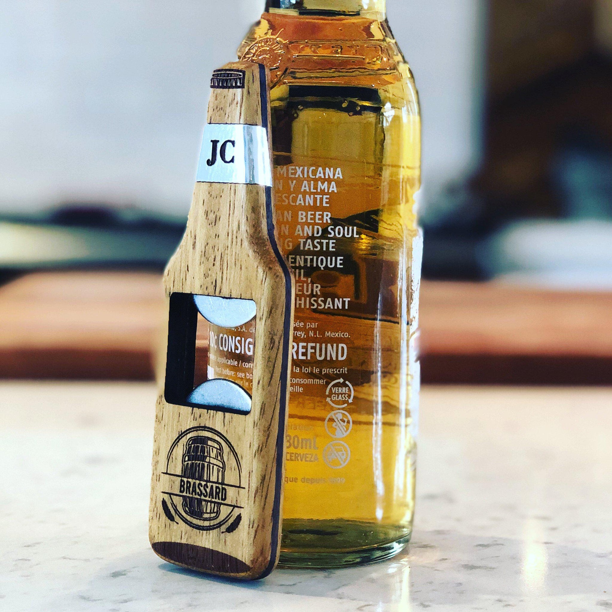 Ouvre-bouteille en bois personnalisé-forme originale de bouteille de bière-fait au Québec-BoisFrancK