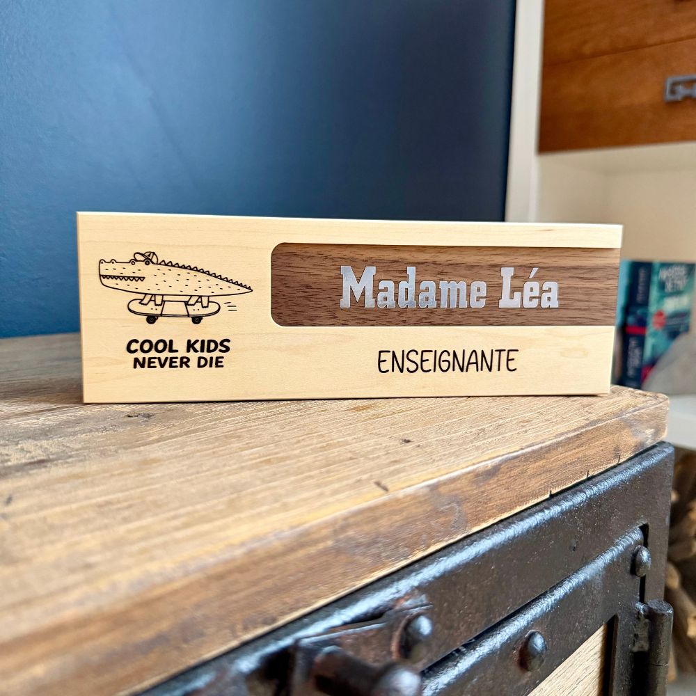 Porte nom mural personnalisé en merisier avec logo, titre et nom sur plaquette amovible en noyer noir-BoisFrancK