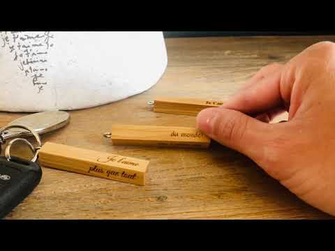 Vidéo de porte-clé en bois personnalisé minimaliste sous tous ses angles et sur trousseau de clés