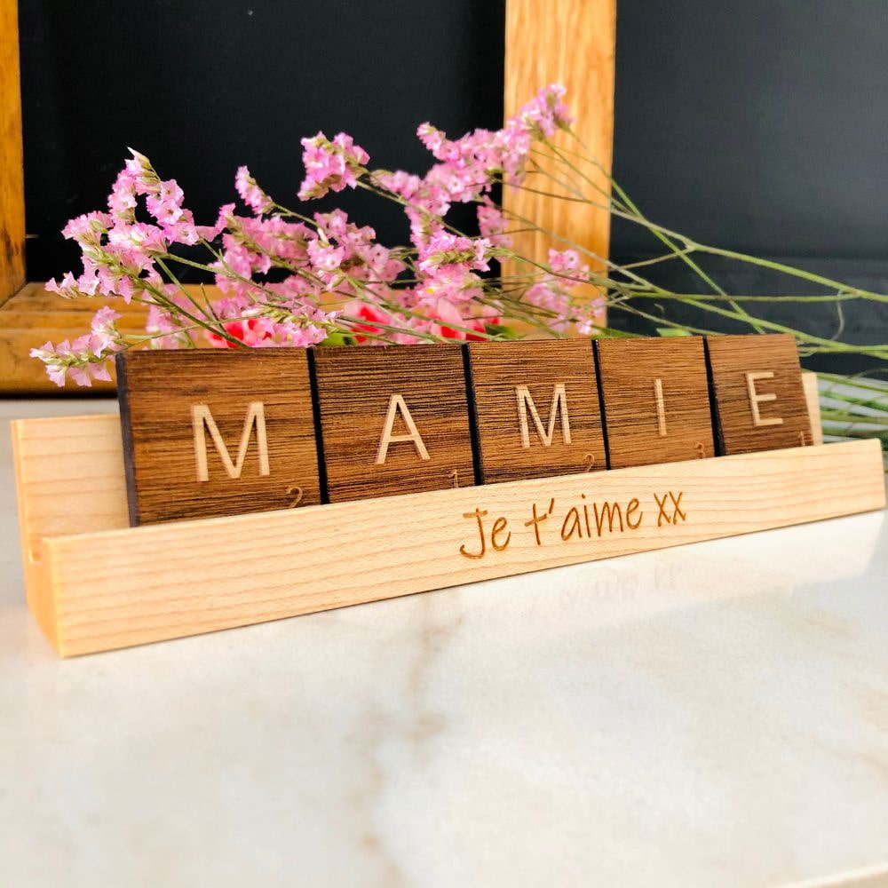 mot en lettres de scrabble sur support personnalisé-Mamie, je t'aime xx-BoisFrancK
