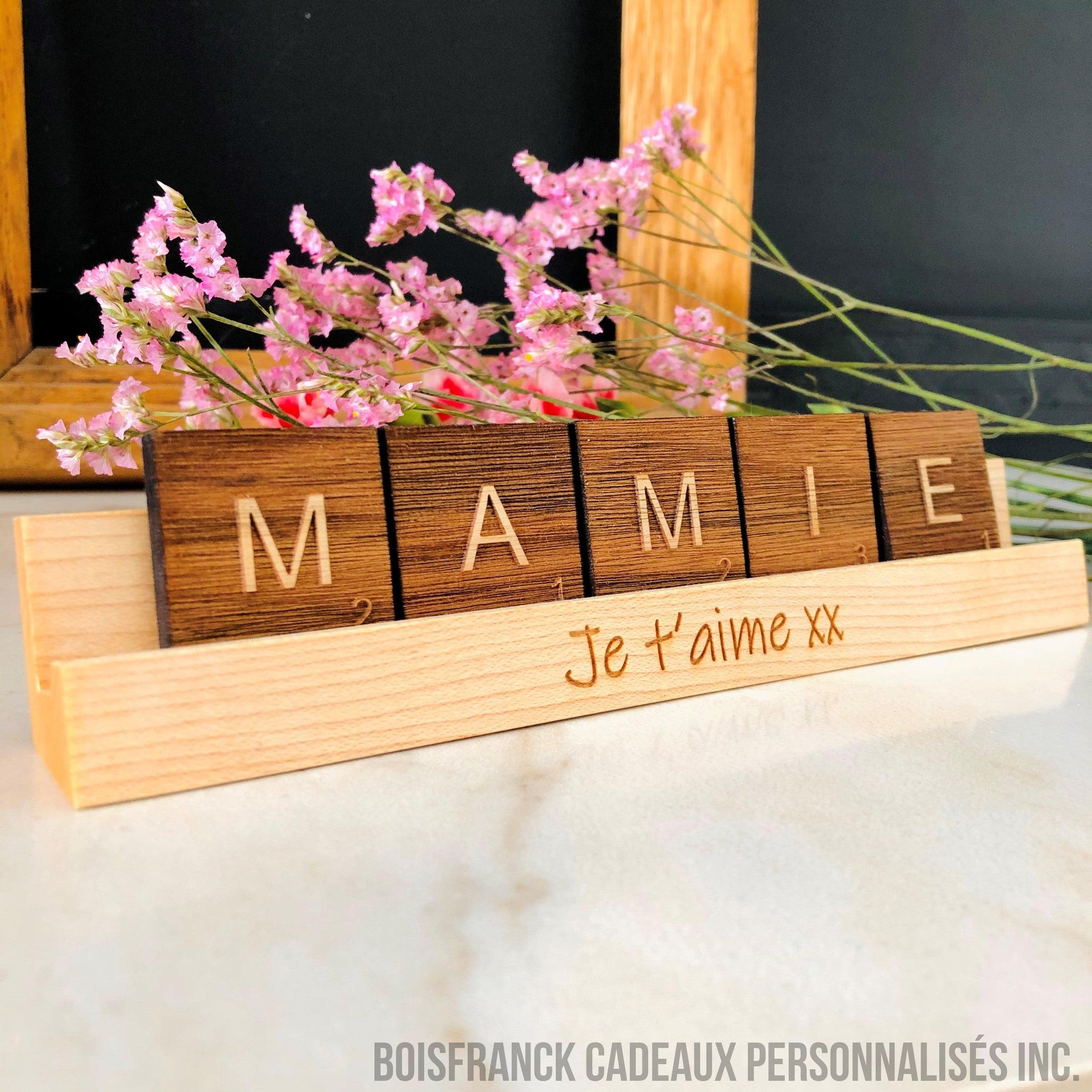 mot en lettres de scrabble sur support personnalisé-Mamie, je t'aime xx-BoisFrancK