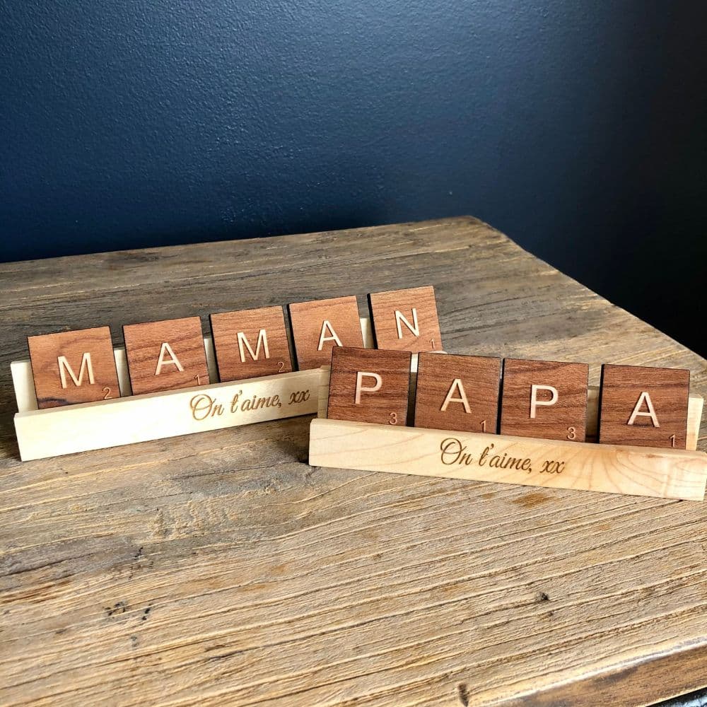 Mots en lettres de scrabble sur support en bois-Maman et Papa- BoisFrancK