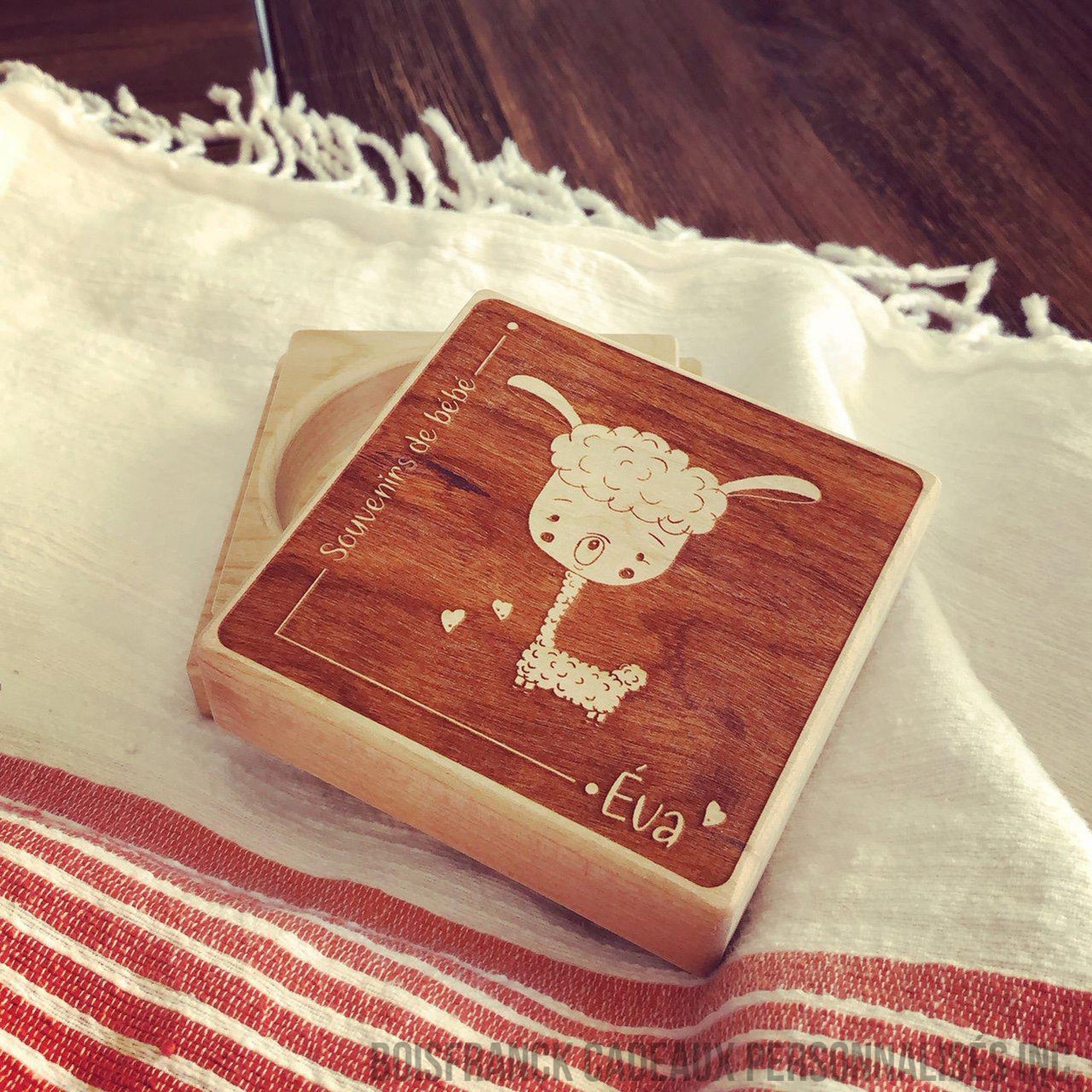petite boîte souvenir pour bébé entreouverte avec mouton et prénom sur le couvercle