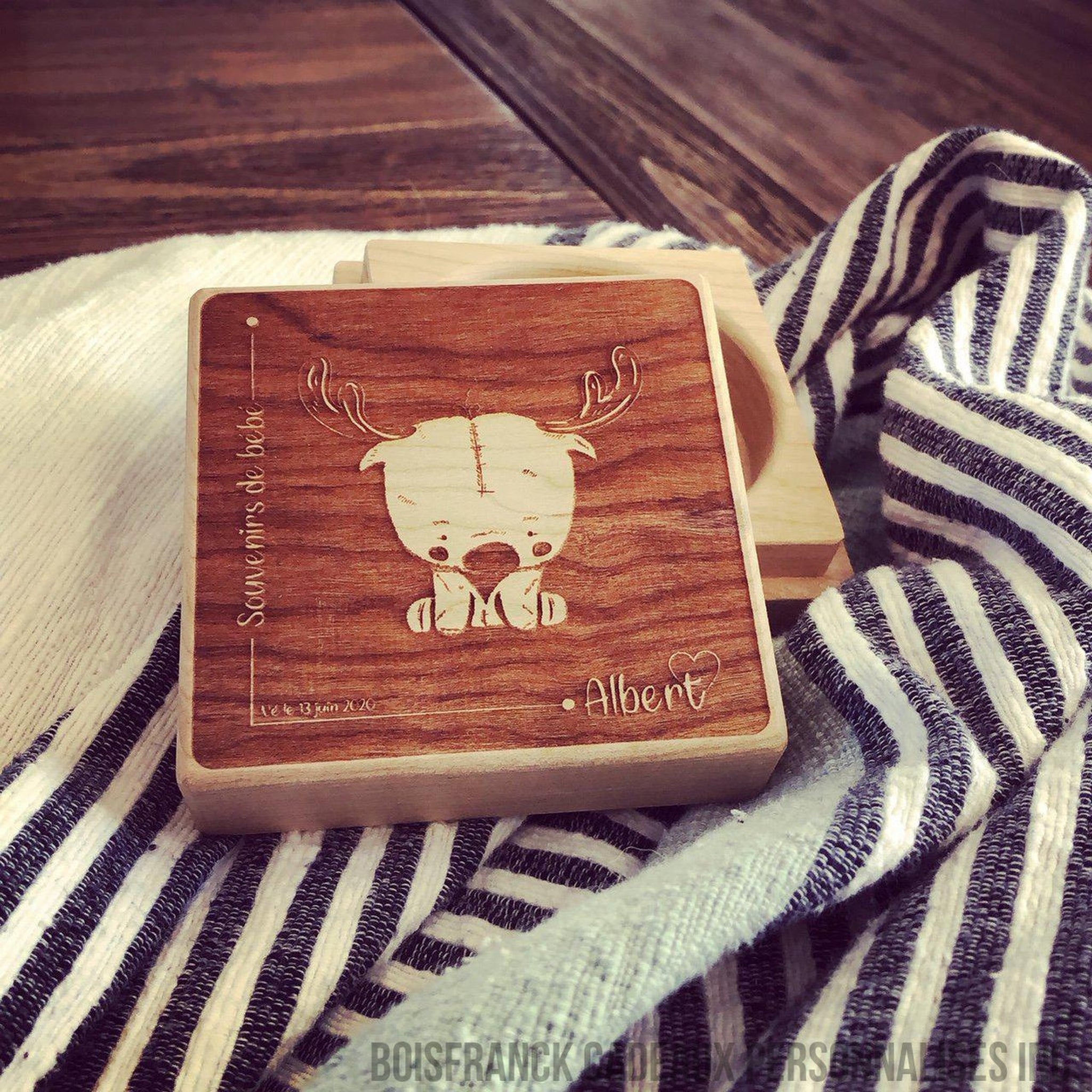 petite boîte souvenir pour bébé entrouverte avec orignal et prénom sur le couvercle