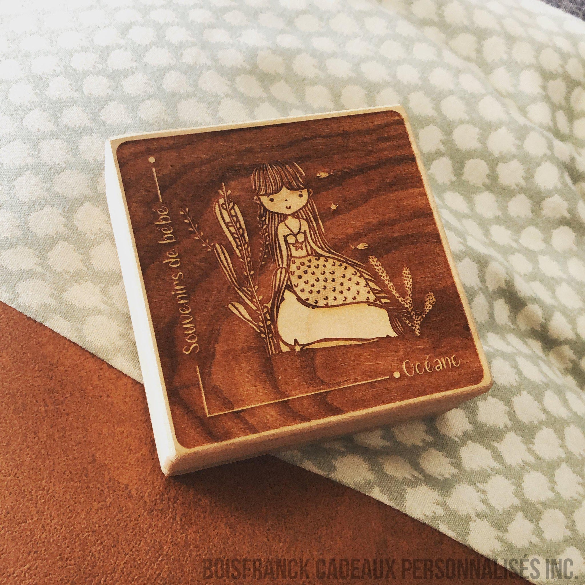 petite boîte souvenir pour bébé fermée avec sirène et prénom sur le couvercle