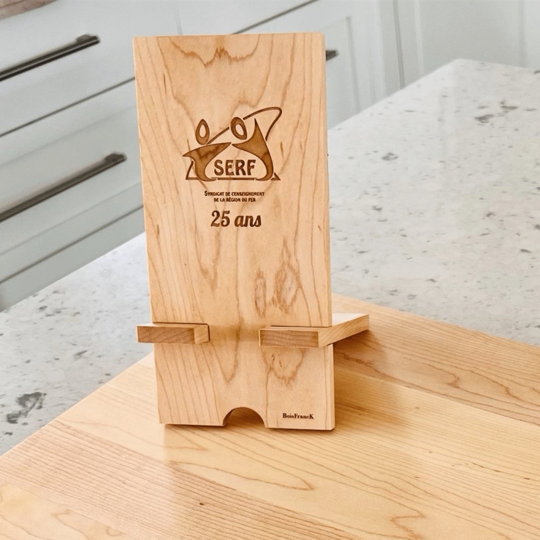 support à cellulaire en bois personnalisé en érable avec gravure du logo d'un syndicat-BoisFrancK